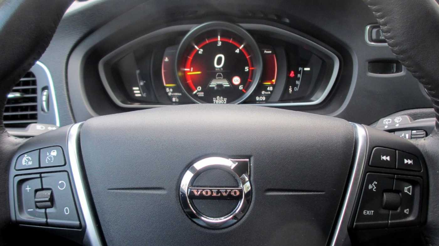 Volvo  D3 Momentum Geartronic +NAVI+ACC+BLIS+LED+
