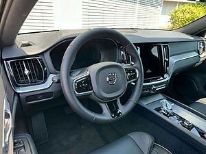 Volvo  Plus Bright*SD*360Grad Kamera*AHZV*Licht-P*