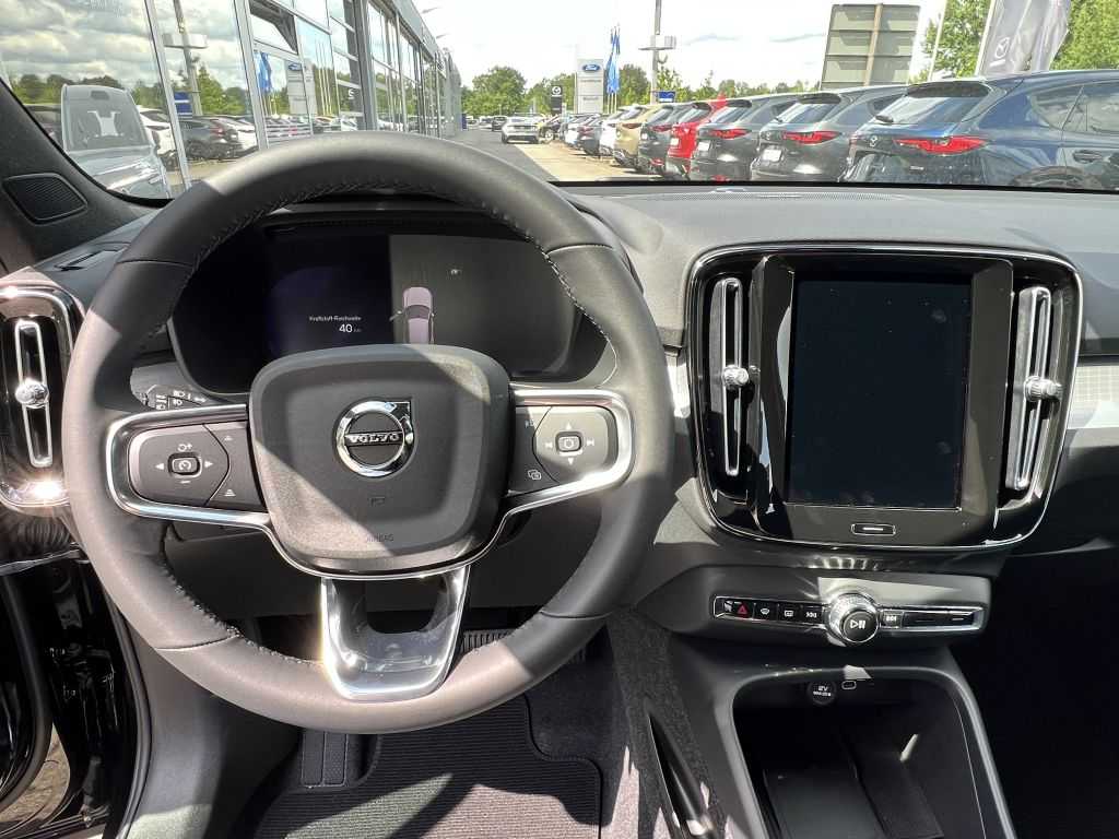 Volvo  XC40 Plus, B3 Mild-Hybrid, Benzin, Dark