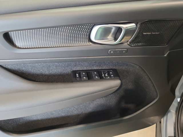 Volvo  XC 40 R Design Recharge Plug-In Hybrid 2WD Bluetooth Navi LED Klima Einparkhilfe