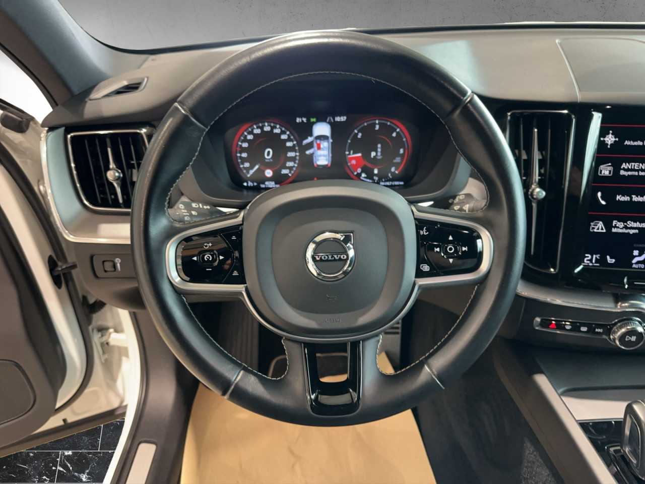 Volvo  XC 60 R Design 2WD Bluetooth Navi LED Klima Einparkhilfe el. Fenster