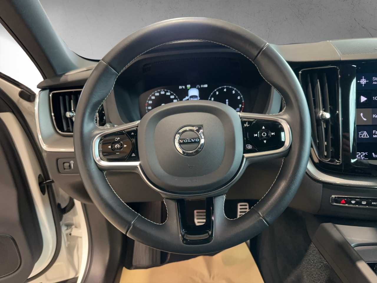 Volvo  XC 60 R Design 2WD Bluetooth Navi LED Klima Einparkhilfe el. Fenster