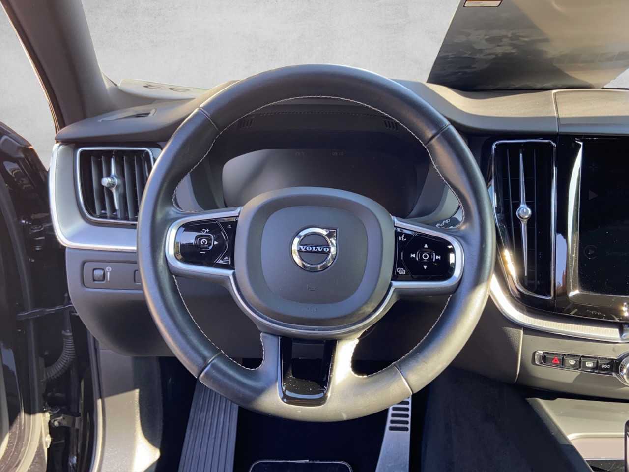 Volvo  XC 60 R Design AWD Bluetooth Navi LED Klima Einparkhilfe el. Fenster