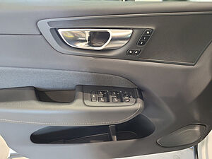 Volvo  XC 60 R Design 2WD Bluetooth Navi LED Klima Einparkhilfe el. Fenster