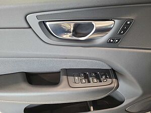 Volvo  XC 60 R Design 2WD Bluetooth Navi LED Klima Einparkhilfe el. Fenster