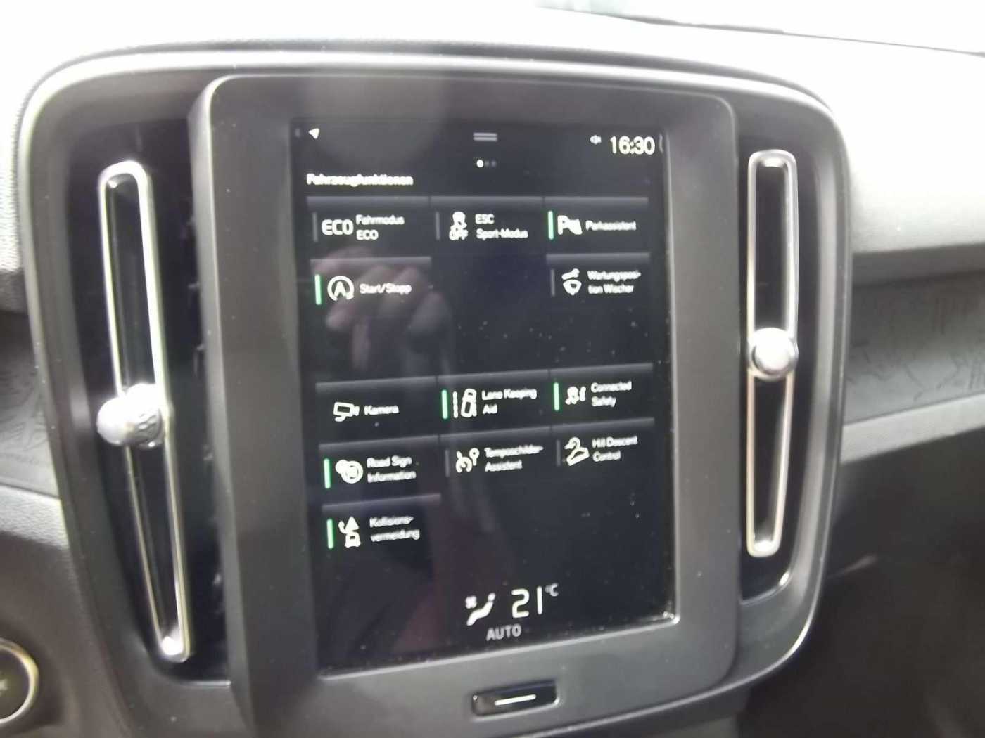 Volvo  Momentum Core 2WD