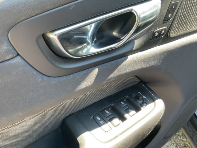 Volvo  XC 60 R Design Plug-In Hybrid AWD LUFTFAHRWERK Bluetooth Navi LED Klima Standhzg