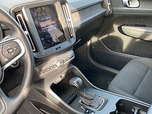 Volvo  XC 40 Momentum Core 2WD Navi LED Klima Einparkhilfe el. Fenster