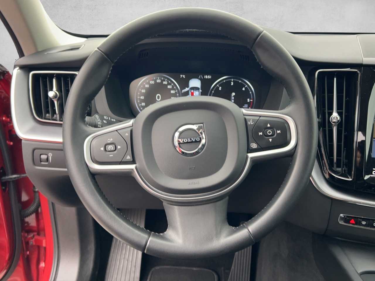 Volvo  XC 60 Momentum Pro 2WD Bluetooth Navi LED Klima Einparkhilfe el. Fenster