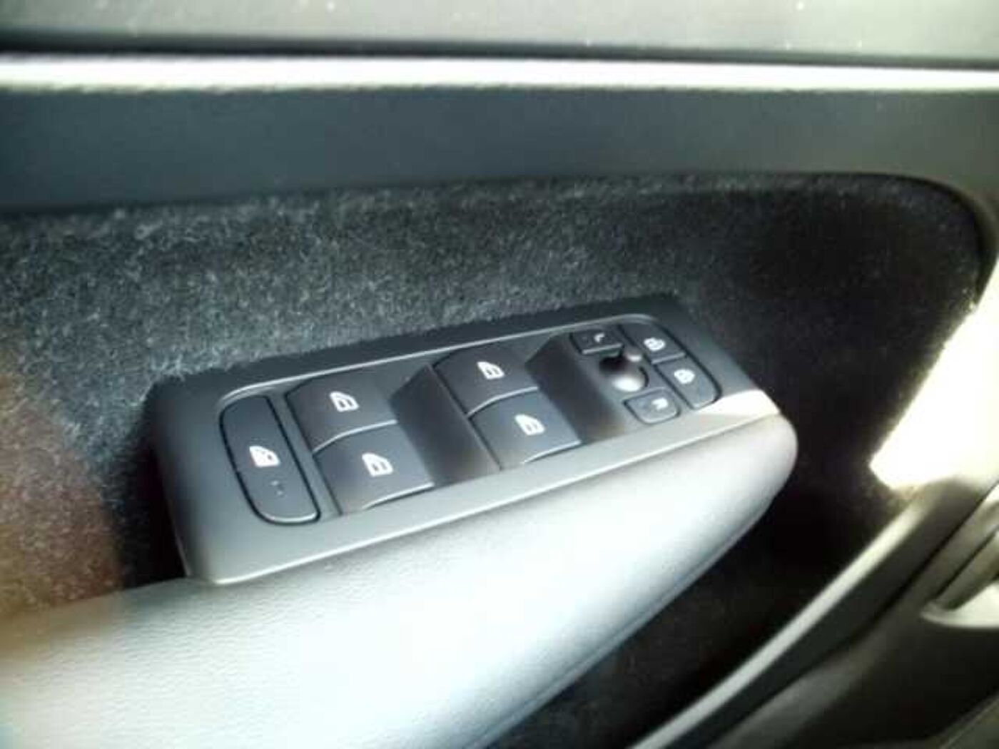 Volvo  AWD D4 EU6d-T Momentum Allrad Leder e-Sitze SHZ Temp PDC Alu Klima el. SP met. eF