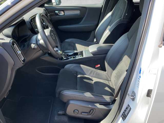 Volvo  XC40 D4 R-Design AWD Automatik Bluetooth Navi LED Klima Einparkhilfe el. Fenster