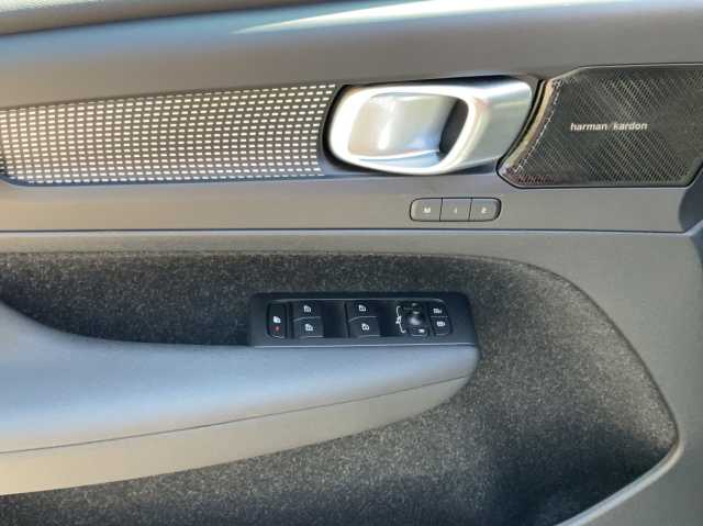 Volvo  XC40 D4 R-Design AWD Automatik Bluetooth Navi LED Klima Einparkhilfe el. Fenster