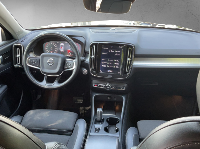 Volvo  XC40 D3 Momentum Pro 2WD Automatik Bluetooth Navi LED Klima Einparkhilfe el. Fen