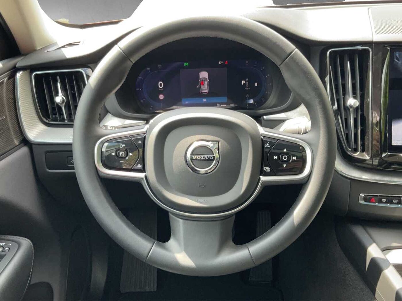 Volvo  XC60 B4 (Benzin) Plus Dark 2WD Automatik Bluetooth Navi LED Klima Standhzg Einpa