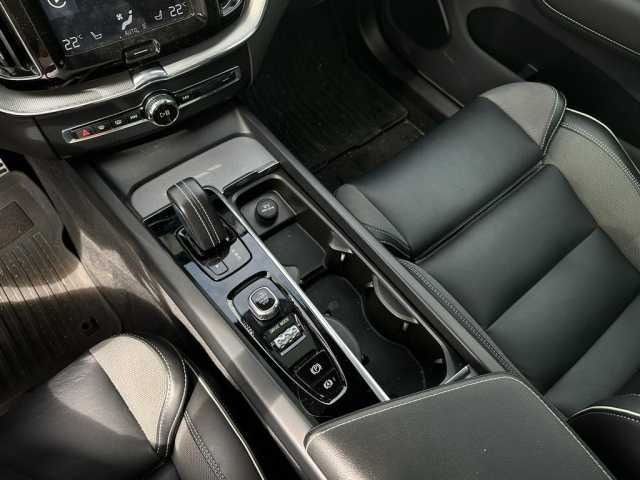 Volvo  XC 60 R Design Plug-In Hybrid AWD, ehem Neupreis 8 Bluetooth Navi LED Klima Stan