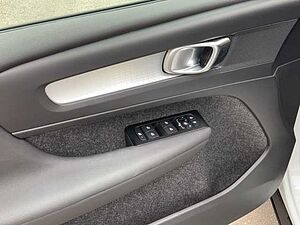 Volvo  XC40 T3 Momentum Pro 2WD Automatik Bluetooth Navi LED Klima Einparkhilfe el. Fen