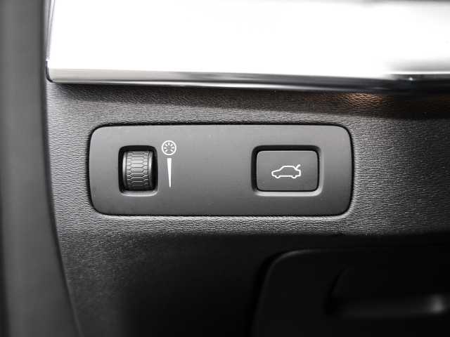 Volvo  Momentum AWD D5 Allrad Navi Leder digitales Cockpit Soundsystem LED Kurvenlicht