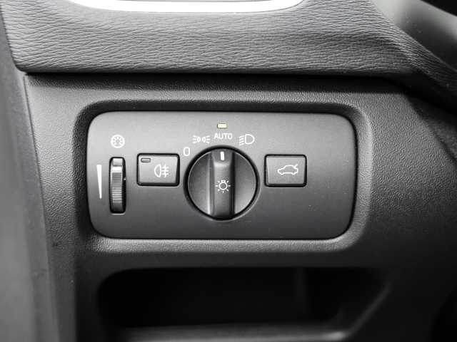 Volvo  Momentum T2 2.0 EU6d-T Navi digitales Cockpit Soundsystem Klimaautom SHZ Fernlic