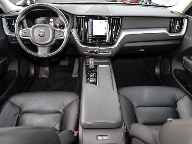 Volvo  Momentum Pro AWD B4 Diesel EU6d Allrad StandHZG Navi Leder digitales Cockpit