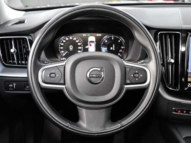 Volvo  Momentum Pro AWD B4 Diesel EU6d Allrad StandHZG Navi Leder digitales Cockpit