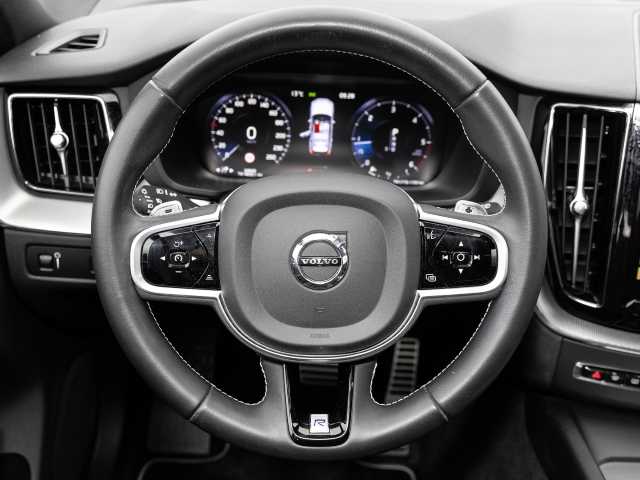 Volvo  R Design 2WD D4 EU6d-T Navi digitales Cockpit Memory Sitze Soundsystem HarmanKar