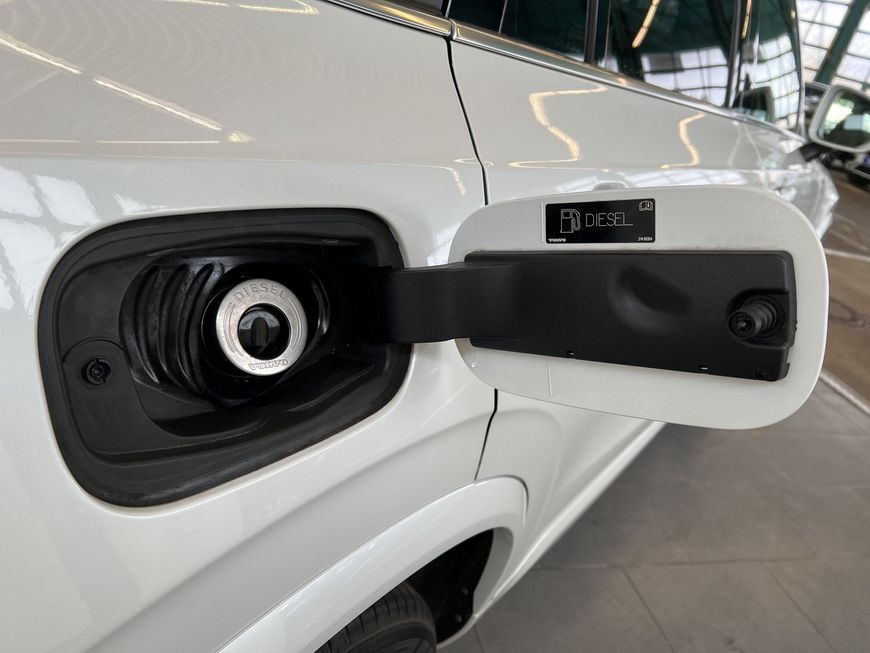 Volvo  D5 AWD Aut Nappaleder Navi Voll-LED Kamera