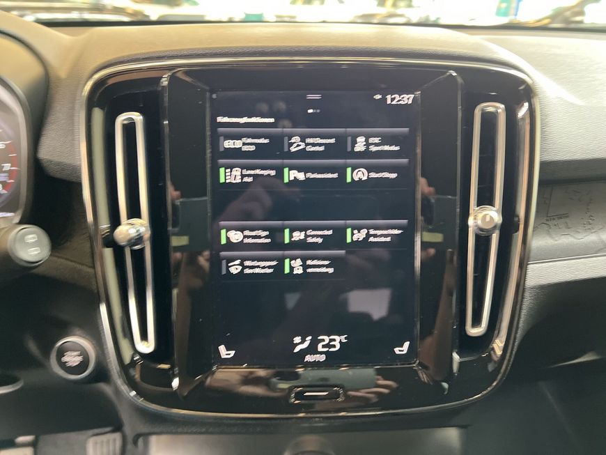 Volvo XC40 T2 Momentum-Core Navi LED Lenkradheizung