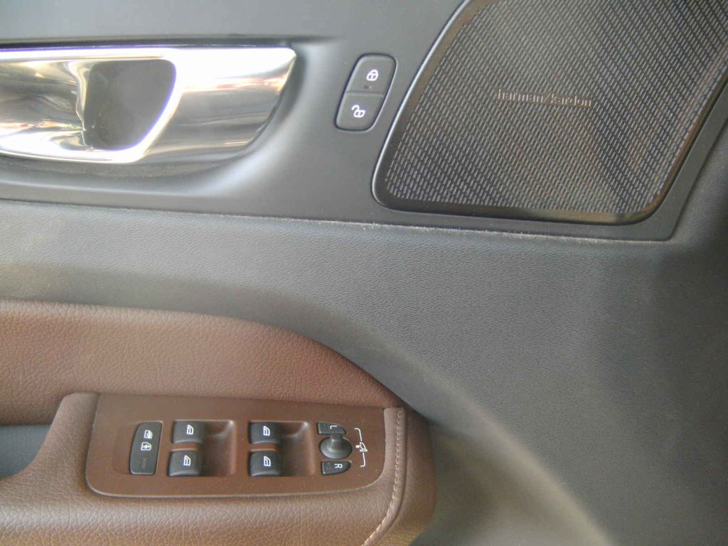 Volvo  XC60 B4 Mild-Hybrid Diesel AWD Automatikgetriebe (145kW/197PS) Momentum Pro