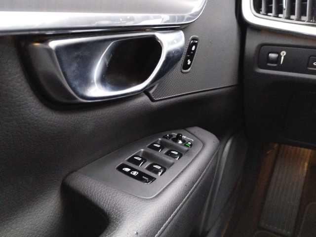 Volvo  D5 AWD Momentum Pro Autom. AHK