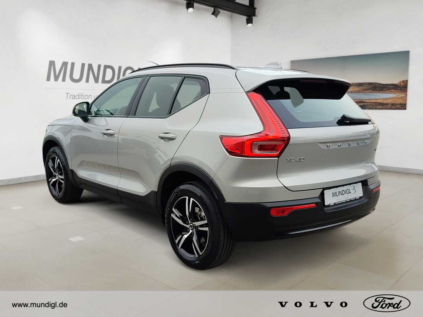 Volvo  XC40 Plus, B3 Mild-Hybrid, Benzin, Dark