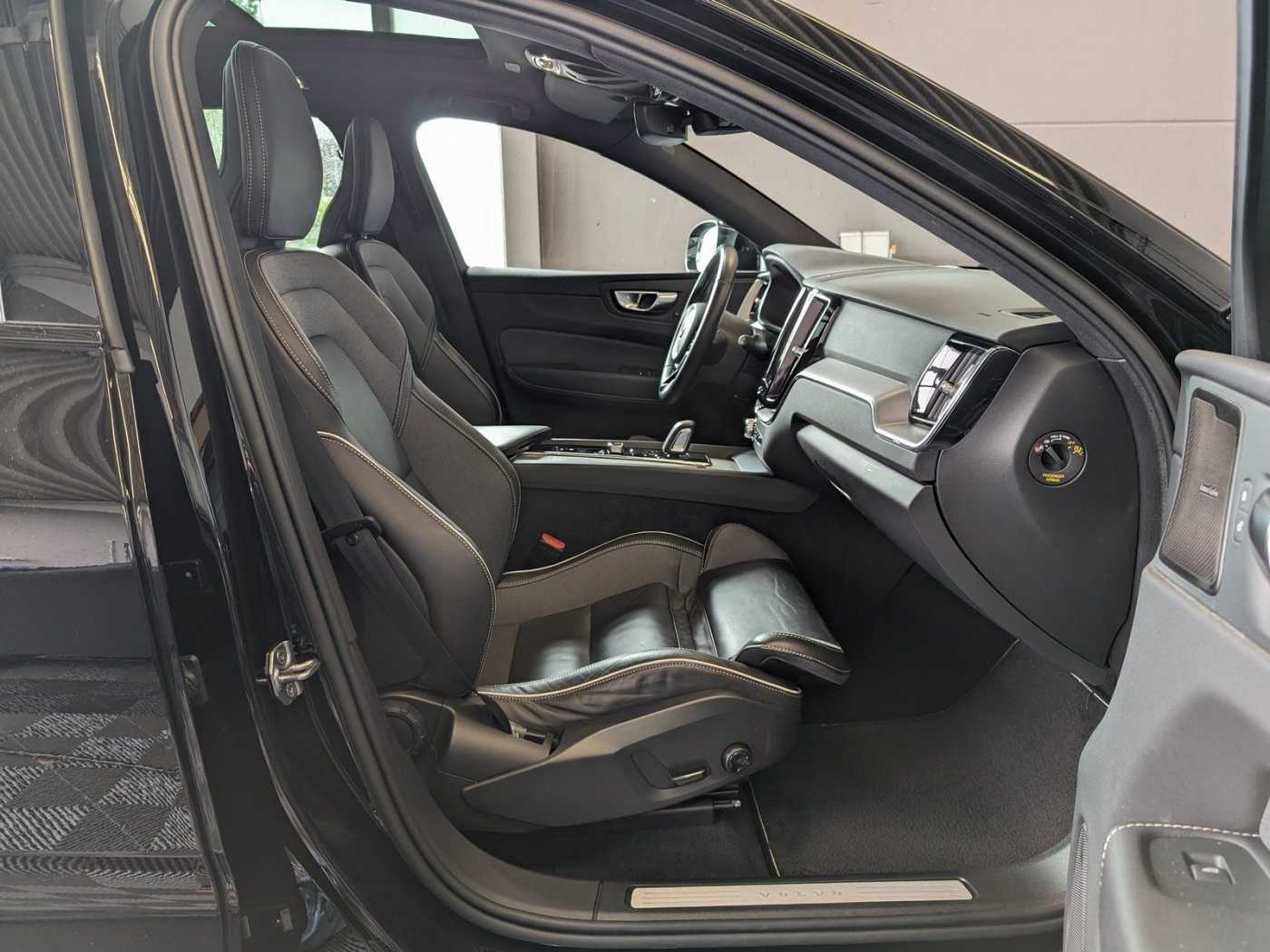 Volvo  +B5+AWD+GT+R-Design+Head-up Display+CarPlay+