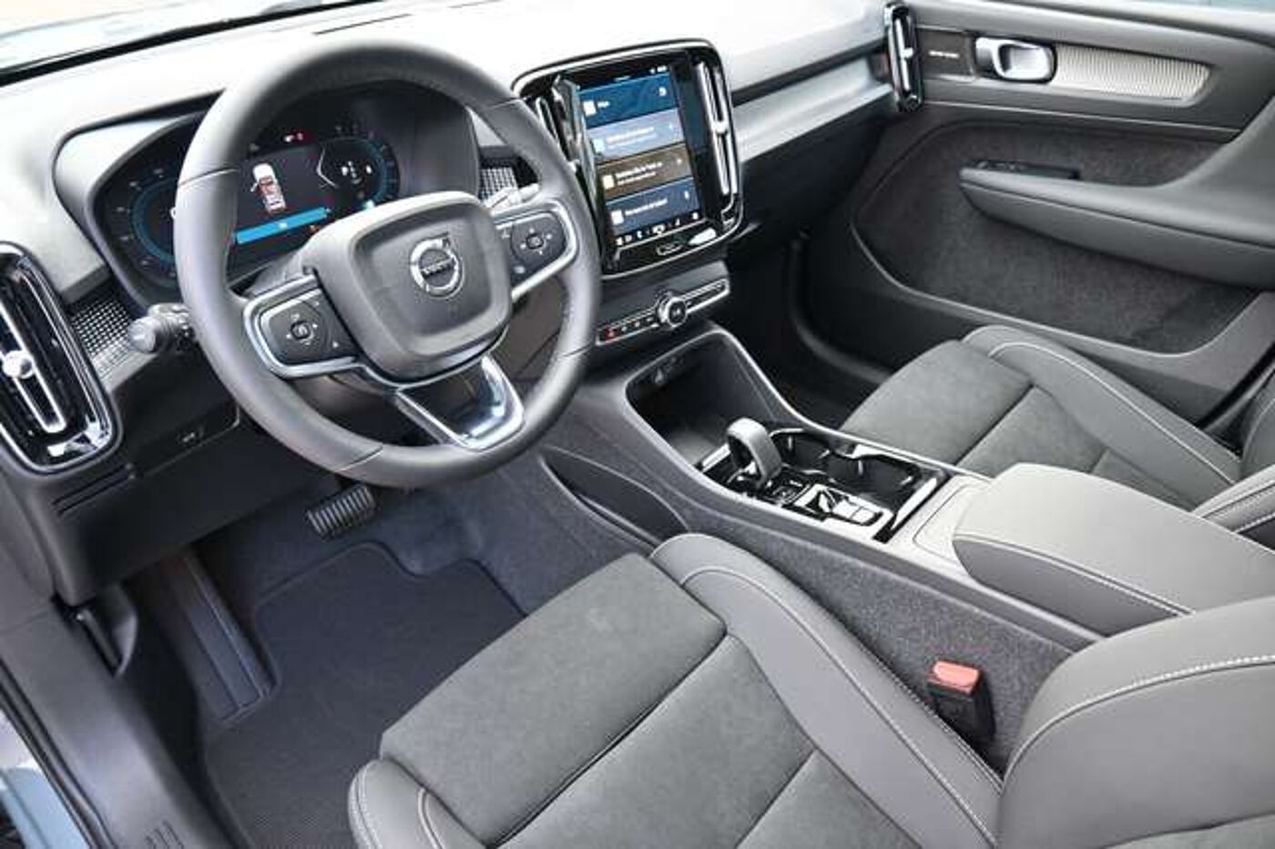 Volvo XC40 B4 AWD DKG Ultimate Dark*STDHZG*360°*ACC │ Jahreswagen