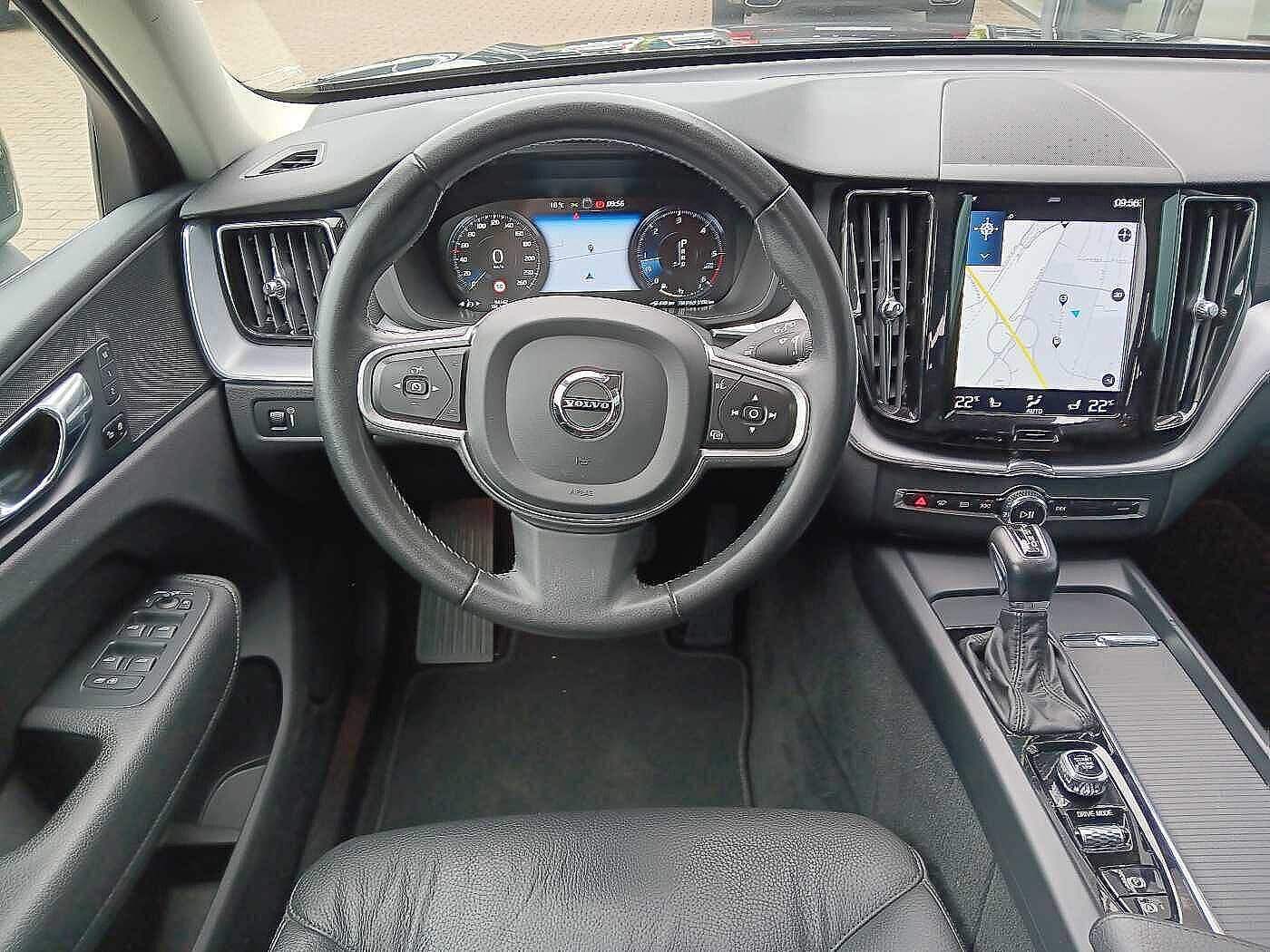 Volvo  D4 Momentum Pro 'BLIS, Keyless, CTA'