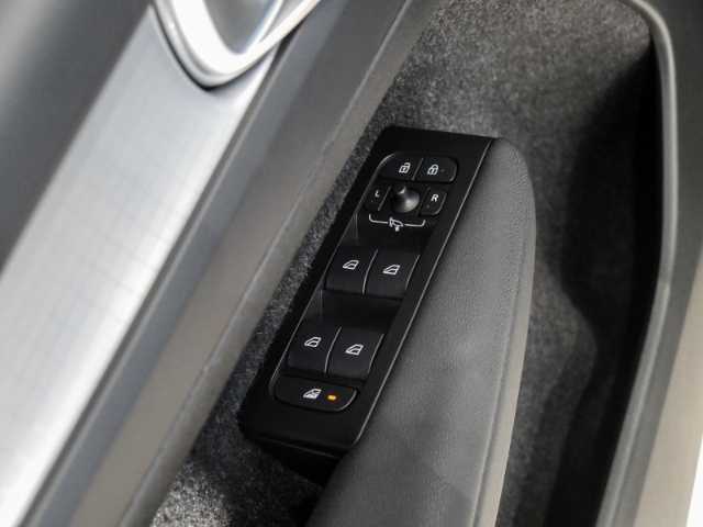 Volvo  Momentum Pro T3 LED Navi Keyless ACC Rückfahrkam. Fernlichtass. AD digitales Coc