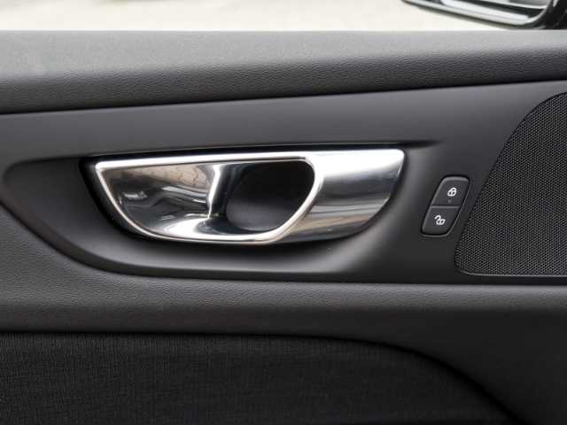 Volvo  Momentum Pro B4 Benzin Navi Keyless e-Sitze Rückfahrkam. Fernlichtass.