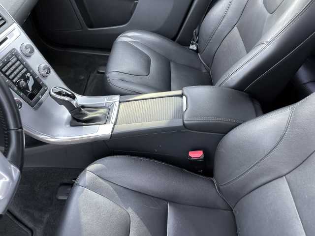 Volvo  Summum 2WD D3 DPF Navi Leder digitales Cockpit Memory Sitze Soundsystem Bi-Xenon