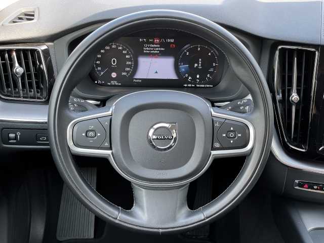 Volvo  Momentum Pro AWD B4 Diesel EU6d Allrad StandHZG AHK Navi Leder digitales Cockpit