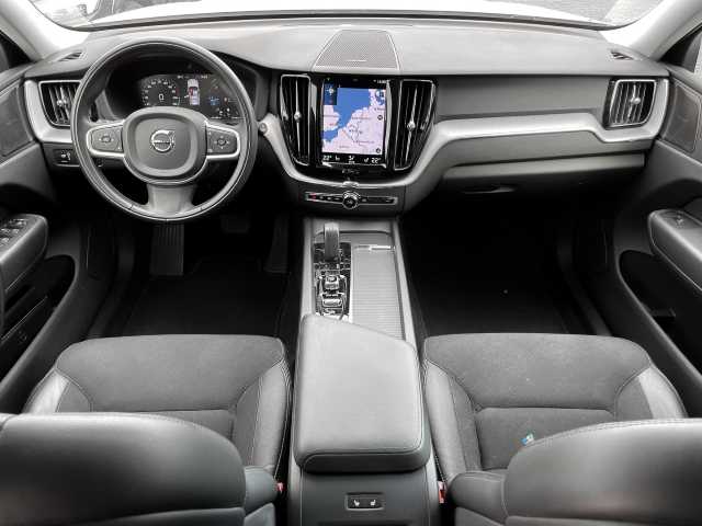 Volvo  Momentum Pro AWD B4 Diesel EU6d Allrad StandHZG Navi digitales Cockpit Soundsyst