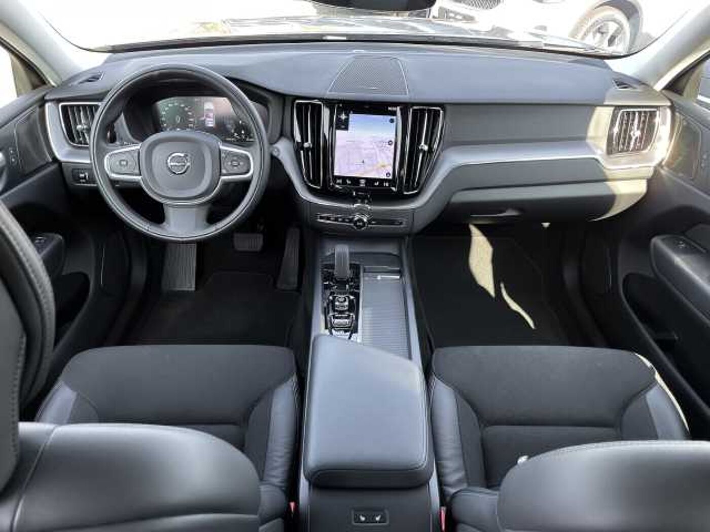 Volvo  Momentum Pro AWD B4 Diesel EU6d Allrad StandHZG Navi digitales Cockpit Soundsyst