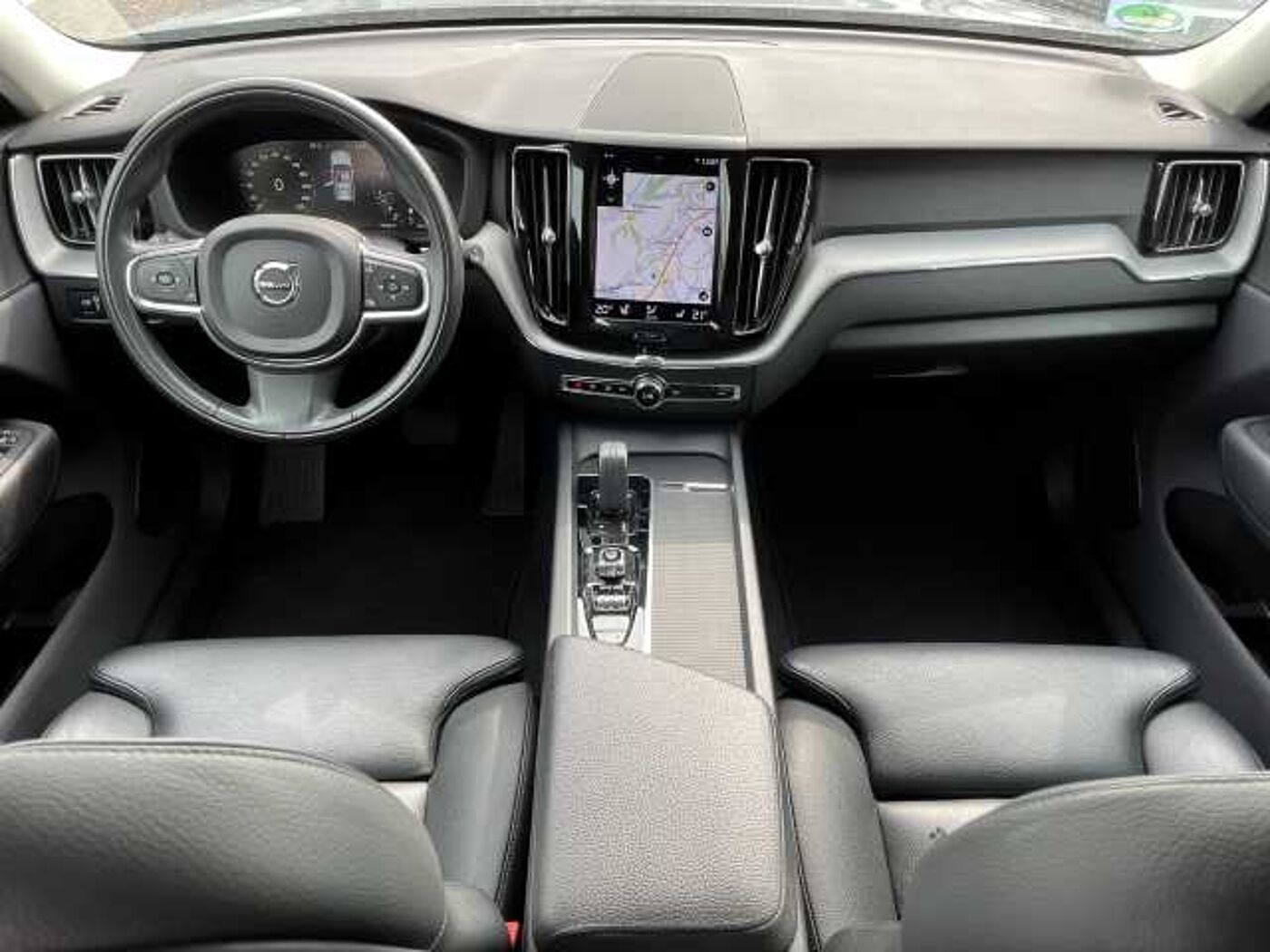 Volvo  Momentum Pro 2WD B4 Benzin EU6d Navi Leder digitales Cockpit Memory Sitze Sounds