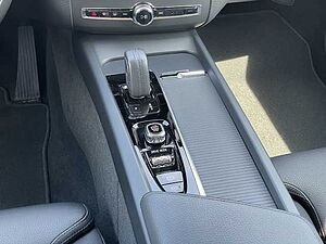 Volvo  Momentum Pro AWD B4 Diesel EU6d Allrad StandHZG AHK Navi Leder digitales Cockpit