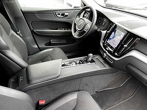 Volvo  Momentum Pro AWD B4 Diesel EU6d Allrad StandHZG Navi digitales Cockpit Soundsyst