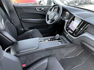 Volvo  Momentum Pro AWD B4 Diesel EU6d Allrad StandHZG Navi digitales Cockpit Soundsyst