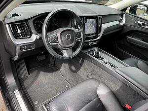 Volvo  Momentum Pro AWD B4 Diesel EU6d Allrad StandHZG Navi Leder digitales Cockpit