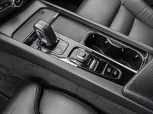 Volvo  Momentum Pro 2WD B4 Benzin EU6d Navi Leder digitales Cockpit Memory Sitze