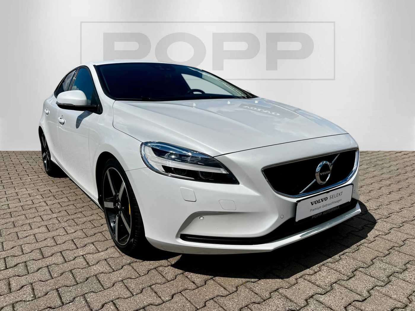 Volvo  D3 FWD Momentum  ACC FHZ LED NAV PDC RFK SHZ