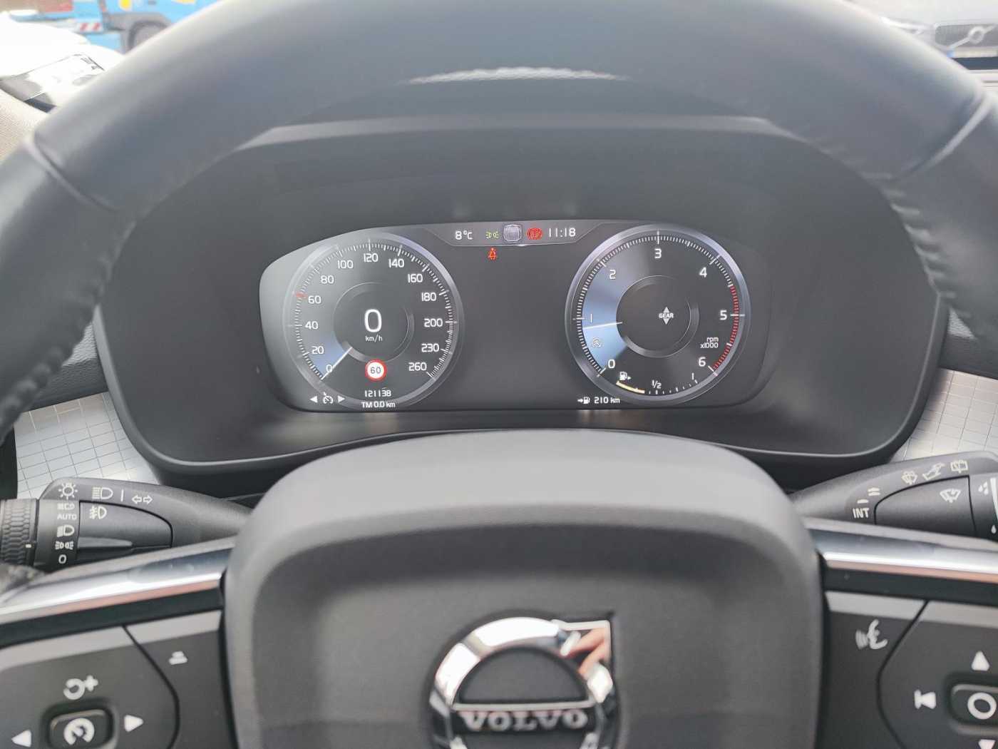Volvo  D3 Momentum 18' 2xPDC CARPLAY SHZ LED QI