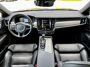 Volvo  D5 AWD PRO 20' AHK PANO STHZ