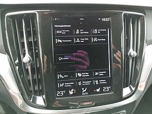 Volvo  D3 Momentum Core 2xPDC CAM BLIS LED SHZ NAV