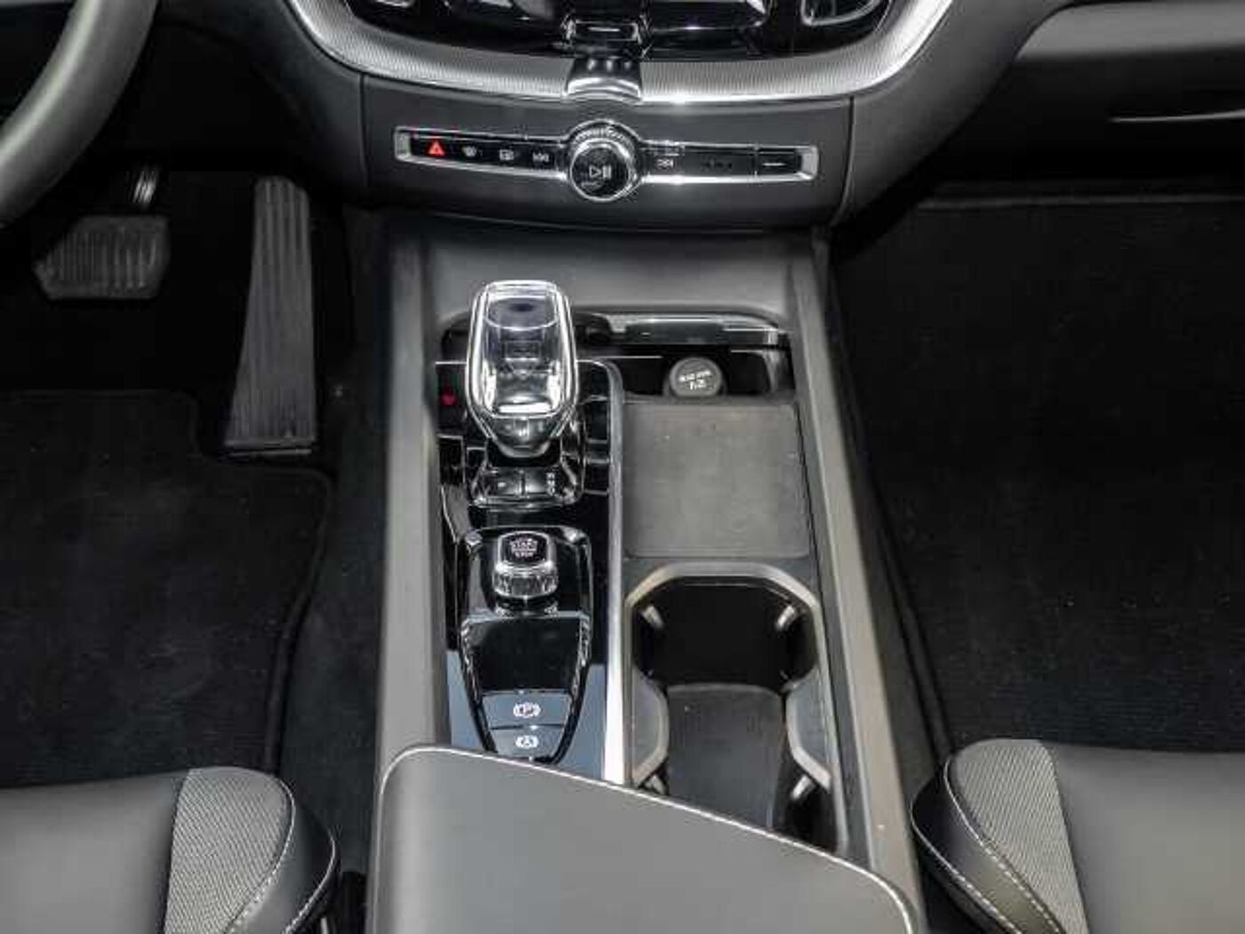 Volvo  Plus Dark 2WD B4 Benzin EU6d StandHZG Leder digitales Cockpit Memory Sitze Sound